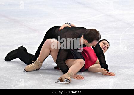 Pechino, Cina. 14th Feb 2022. Maksym Spodyriev di Polonia, accidentalmente cade il suo partner Natalia Kaliszek durante la gara di ballo di ghiaccio di pattinaggio di figura libera nello stadio indoor della capitale alle Olimpiadi invernali di Pechino 2022 lunedì 14 febbraio 2022. Gabriella Papadakis e Guillaume Cizeron di Francia, hanno vinto la medaglia d'oro, Victoria Sinitsina e Nikita Katsalapov di Russia, la medaglia d'argento e Madison Hubbell e Zachary Donohue degli Stati Uniti, la medaglia di bronzo. Foto di Richard Ellis/UPI Credit: UPI/Alamy Live News Foto Stock