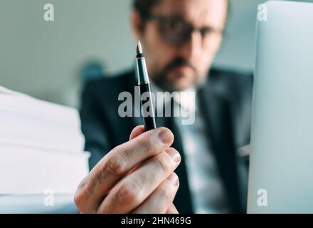 Firma l'accordo, serio datore di lavoro che offre penna, fuoco selettivo Foto Stock