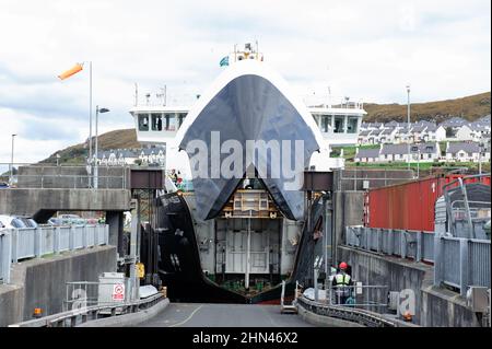 Mallaig, Scozia, Regno Unito- 04 ottobre 2019. Molo e porto e traghetto per auto Signore delle ISOLE, compagnia Caledonian MacBrayne (CalMac Ferry) Foto Stock