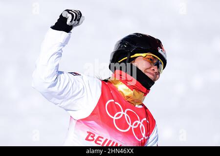 (220214) -- ZHANGJIAKOU, 14 febbraio 2022 (Xinhua) -- Xu Mengtao della Cina reagisce durante la qualificazione di donne di sci freestyle delle aerobie di Pechino 2022 Olimpiadi invernali al Genting Snow Park a Zhangjiakou, provincia di Hebei della Cina settentrionale, 14 febbraio 2022. (Xinhua/Xu Chang) Foto Stock