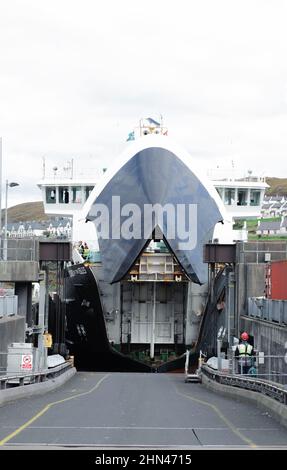 Mallaig, Scozia, Regno Unito- 04 ottobre 2019. Molo e porto e traghetto per auto Signore delle ISOLE, compagnia Caledonian MacBrayne (CalMac Ferry) Foto Stock