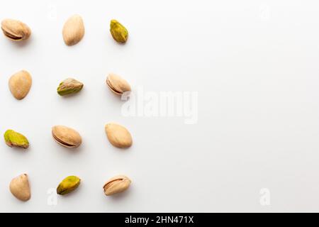 Modello di pistacchi arrostiti isolato su sfondo bianco. Foto Stock