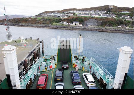 Mallaig, Scozia, Regno Unito- 04 ottobre 2019. Molo, porto e traghetto per auto Signore delle ISOLE, compagnia Caledonian MacBrayne (CalMac Ferry) Foto Stock