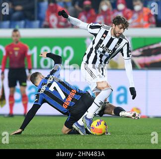 Bergamo. 13th Feb 2022. Manuel Locatelli (R) della Juventus vies con i Koopmeiners Teun di Atalanta durante una partita di calcio tra Atalanta e FC Juventus a Bergamo, Italia, il 13 febbraio 2022. Credit: Str/Xinhua/Alamy Live News Foto Stock