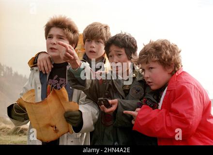 SEAN ASTIN, COREY FELDMAN, JEFF COHEN E KE HUY QUAN IN THE GOONIES (1985), DIRETTO DA RICHARD DONNER. Credit: WARNER BROTHERS / Album Foto Stock