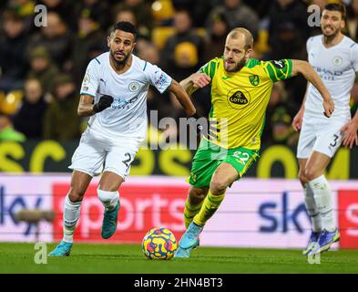 12 Febbraio 2022 - Norwich City / Manchester City - Premier League - Carrow Road Manchester City's Riyad Mahrez and Teemu Pukki durante la partita contro Norwich City a Carrow Road. Picture Credit : © Mark Pain / Alamy Live News Foto Stock