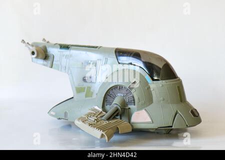 BERLINO - 12 FEBBRAIO 2022: Vintage Star Wars Toy SLAVE i, veicolo Spaceship di Boba Fett di Kenner. È stato rilasciato nel 1981 con L'EMPIRE STRIKES Foto Stock