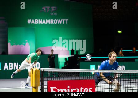 Rotterdam, Paesi Bassi. 13th Feb 2022. Robin Haase (L) e Matwe Middelkoop dei Paesi Bassi competono durante la doppia finale maschile contro Lloyd Harris del Sud Africa e Tim Puetz della Germania al Torneo mondiale di tennis ABN AMRO di Rotterdam, Paesi Bassi, 13 febbraio 2022. Credit: Sylvia Lederer/Xinhua/Alamy Live News Foto Stock