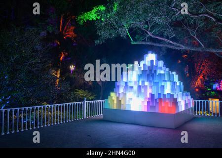 Una scultura illuminata chiamata 'montagna di luce' nel Parco Pukekura, New Plymouth, Nuova Zelanda, durante l'annuale Festival della luce Foto Stock