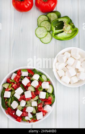 Insalata bulgara semplice di tipo Shopska con pomodoro, cetrioli, peperoni e feta semplice Foto Stock