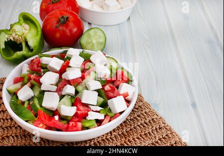 Insalata bulgara semplice di tipo Shopska con pomodoro, cetrioli, peperoni e feta semplice Foto Stock