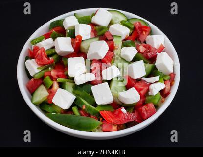 Insalata bulgara semplice di tipo Shopska con pomodoro, cetrioli, peperoni e feta semplice Foto Stock