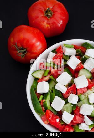 Insalata bulgara semplice di tipo Shopska con pomodoro, cetrioli, peperoni e feta semplice Foto Stock