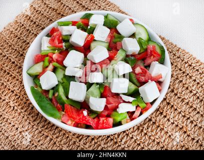 Insalata bulgara semplice di tipo Shopska con pomodoro, cetrioli, peperoni e feta semplice Foto Stock