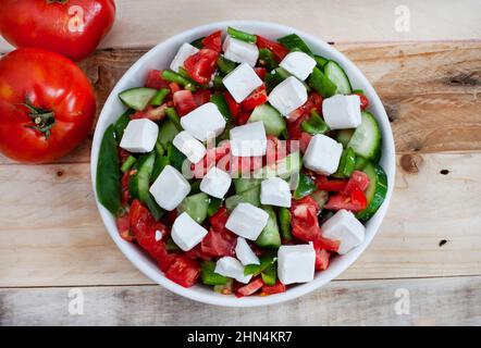 Insalata bulgara semplice di tipo Shopska con pomodoro, cetrioli, peperoni e feta semplice Foto Stock