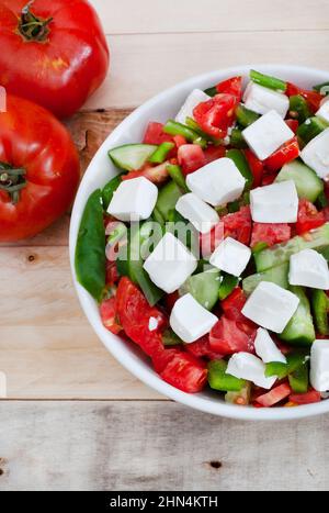 Insalata bulgara semplice di tipo Shopska con pomodoro, cetrioli, peperoni e feta semplice Foto Stock