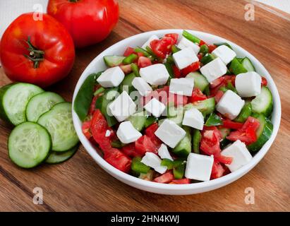 Insalata bulgara semplice di tipo Shopska con pomodoro, cetrioli, peperoni e feta semplice Foto Stock