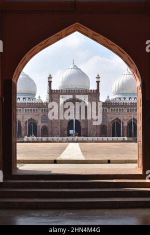 Bella vista dall'ingresso frontale di Taj-ul-Masjid, un'architettura islamica, moschea situata a Bhopal, India. È la moschea più grande in India e. Foto Stock