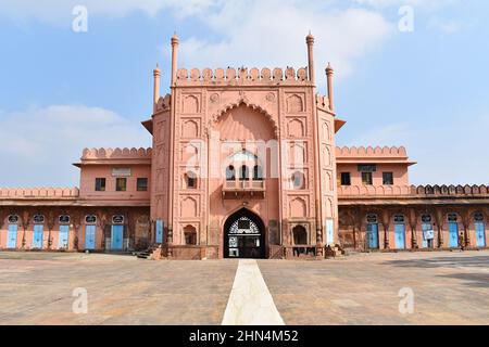 Ingresso frontale di Taj-ul-Masjid, un'architettura islamica, moschea situata a Bhopal, India. È la moschea più grande in India e una delle più grandi m Foto Stock