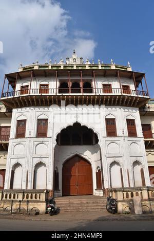 Porta d'ingresso di Sadar Manzil Bhopal architettura islamica, importante edificio che è stato costruito durante il mandato di Sikander Begum, la prima femmina RU Foto Stock