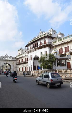 Vista della facciata e porta d'ingresso di Sadar Manzil Bhopal, un'architettura islamica, importante edificio è stato costruito durante la permanenza di Sikander Begum, t Foto Stock