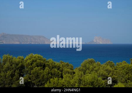 Una vista della costa di Calpe dalla città di Altea (Alicante), Comunità Valenciana. Spagna. Foto Stock