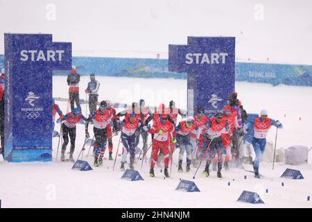 Zhangjiakou, Hebei, Cina. 13th Feb 2022. General View Cross Country Sci : relè da uomo 4x10km durante i Giochi Olimpici invernali di Pechino 2022 al National Cross-Country Center a Zhangjiakou, Hebei, Cina . Credit: YUTAKA/AFLO SPORT/Alamy Live News Foto Stock