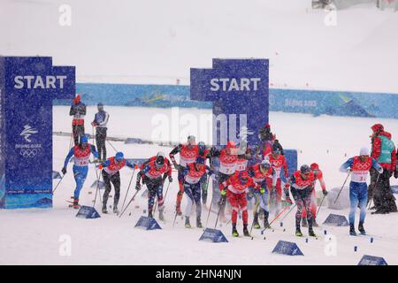 Zhangjiakou, Hebei, Cina. 13th Feb 2022. General View Cross Country Sci : relè da uomo 4x10km durante i Giochi Olimpici invernali di Pechino 2022 al National Cross-Country Center a Zhangjiakou, Hebei, Cina . Credit: YUTAKA/AFLO SPORT/Alamy Live News Foto Stock