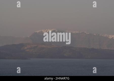 Vista panoramica del villaggio imbiancato di Fira, Firostefani e Imerovigli da una distanza a Santorini Grecia Foto Stock