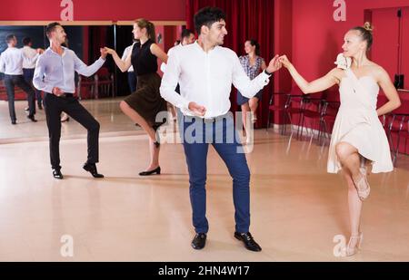 Persone che praticano vigorosi movimenti di lindy hop Foto Stock