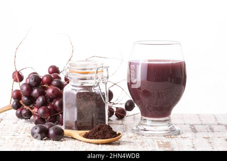 Polvere, frutta e succo di Acai - Euterpe oleracea Foto Stock