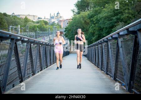 coppia di giovani donne che corrono in abbigliamento sportivo Foto Stock