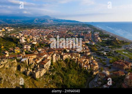 Veduta aerea della città di Scalea e della costa marina al tramonto, provincia di Cosenza, regione Calabria, sud Italia. Foto Stock