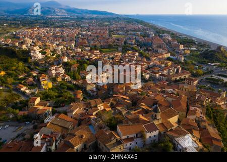 Veduta aerea della città di Scalea e della costa marina al tramonto, provincia di Cosenza, regione Calabria, sud Italia. Foto Stock