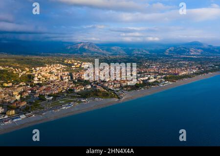 Vista aerea della città di Scalea e della spiaggia al tramonto, provincia di Cosenza, regione Calabria, sud Italia. Foto Stock