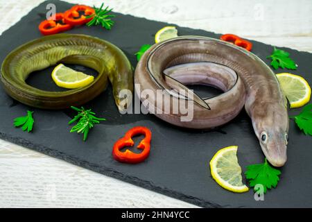 riga cruda conger pesce con verdure Foto Stock