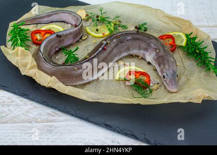 riga cruda conger pesce con verdure Foto Stock