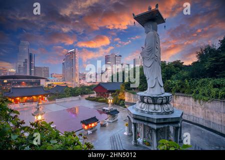 Seul, Corea del Sud. Immagine del paesaggio urbano di Seoul, Corea del Sud, con il Tempio Bongeunsa di Seoul nel quartiere di Gangnam al tramonto. Foto Stock