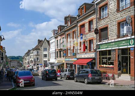 Negozi confinano con la strada principale (D928) nel centro di Neufchâtel-en-Bray, Normandia, Francia Foto Stock