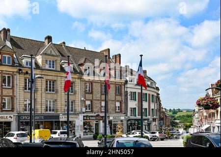 La piazza 'Place Notre-Dame' di Neufchâtel-en-Bray, Normandia, Francia Foto Stock