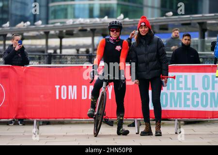 Il subacqueo olimpico Tom Daley e il presentatore televisivo Davina McCall alla linea di partenza per il giro in bicicletta di Tom dalla Torre di Londra durante la sua sfida di Soccorso Comic, un viaggio estenuante dal London Aquatic Center a Stratford, Londra est, dove vinse la sua prima medaglia olimpica nel 2012, Alla sua città natale di Plymouth. Data foto: Lunedì 14 febbraio 2022. Foto Stock