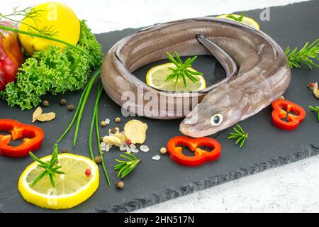 riga cruda conger pesce con verdure Foto Stock