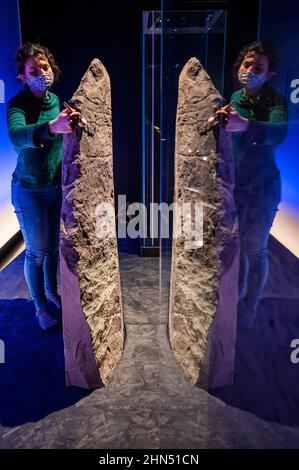 Londra, Regno Unito. 14th Feb 2022. Il mondo di Stonehenge una nuova mostra al British Museum. Si tratta della prima esposizione di Stonehenge nel Regno Unito e della più grande esposizione del British Museum degli ultimi tempi, con oltre 430 oggetti in mostra da tutta la Gran Bretagna, l'Irlanda e l'Europa. La mostra si svolge dal 17 febbraio al 17 luglio 2022 ed è stata organizzata con il Museo di Stato della Preistoria, Halle/Saale, Germania. Credit: Guy Bell/Alamy Live News Foto Stock