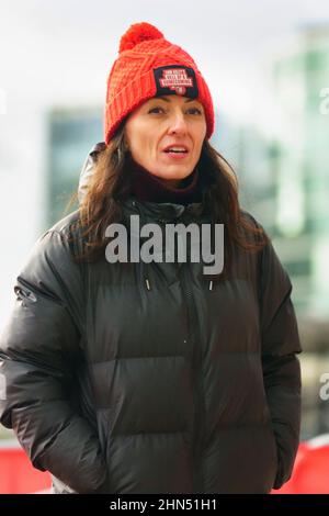 Il presentatore della TV Davina McCall alla linea di partenza per il giro in bicicletta del subacqueo olimpico Tom Daley dalla Torre di Londra durante la sua sfida di Soccorso Comic, un viaggio estenuante dal London Aquatic Center a Stratford, Londra orientale, dove ha vinto la sua prima medaglia olimpica nel 2012, Alla sua città natale di Plymouth. Data foto: Lunedì 14 febbraio 2022. Foto Stock