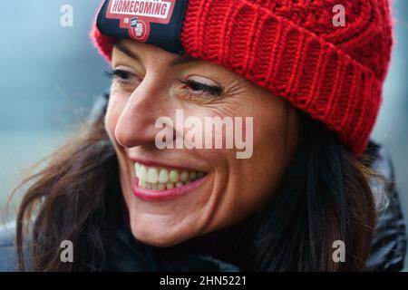 Il presentatore della TV Davina McCall alla linea di partenza per il giro in bicicletta del subacqueo olimpico Tom Daley dalla Torre di Londra durante la sua sfida di Soccorso Comic, un viaggio estenuante dal London Aquatic Center a Stratford, Londra orientale, dove ha vinto la sua prima medaglia olimpica nel 2012, Alla sua città natale di Plymouth. Data foto: Lunedì 14 febbraio 2022. Foto Stock