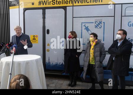 Monaco di Baviera, Germania. 14th Feb 2022. Oliver Kahn viene intervistato, accanto a lui Verena Dietel, Beatrix Zurek e Klaus Holetschek. Il 14 febbraio 2022, il tram per la vaccinazione è stato presentato a Monaco di Baviera, Germania. (Foto di Alexander Pohl/Sipa USA) Credit: Sipa USA/Alamy Live News Foto Stock