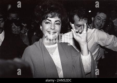 Elizabeth Taylor lascia il Lunt-Fontanne Theatre di Manhattan dopo una rappresentazione di vita privata. Richard Burton era la sua co-star. A Manhattan, NYC, 1983. Foto Stock