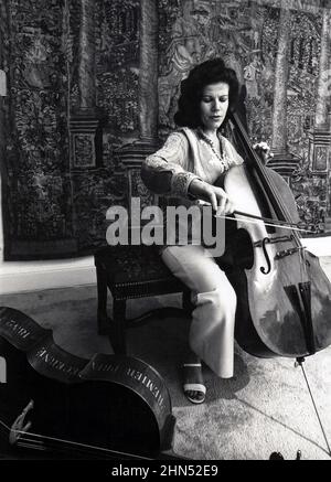 Ritratto dell'acclamato violoncellista Christine Walevska, noto per le sue numerose registrazioni con la Philips Records. Chiamata la 'Dea del Cello' divenne la prima musicista da concerto a Cuba sotto il regime di Castro. Questo è un ritratto della fine del 1970s della sua riproduzione nel suo appartamento di Manhattan. Foto Stock