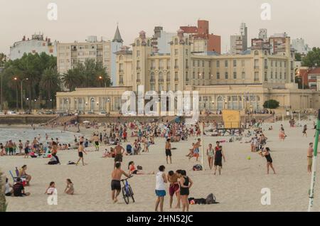 Montevideo, Uruguay - 11th gennaio 2022 - bellissimo tramonto sulla spiaggia di Ramyres con bagnanti in una giornata estiva a Montevideo Uruguay. Foto Stock