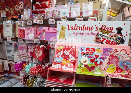 (220214) -- TOKYO, 14 febbraio 2022 (Xinhua) -- Foto scattata il 14 febbraio 2022 mostra i beni di San Valentino in un negozio a Shibuya a Tokyo, Giappone. (Xinhua/Zhang Xiaoyu) Foto Stock